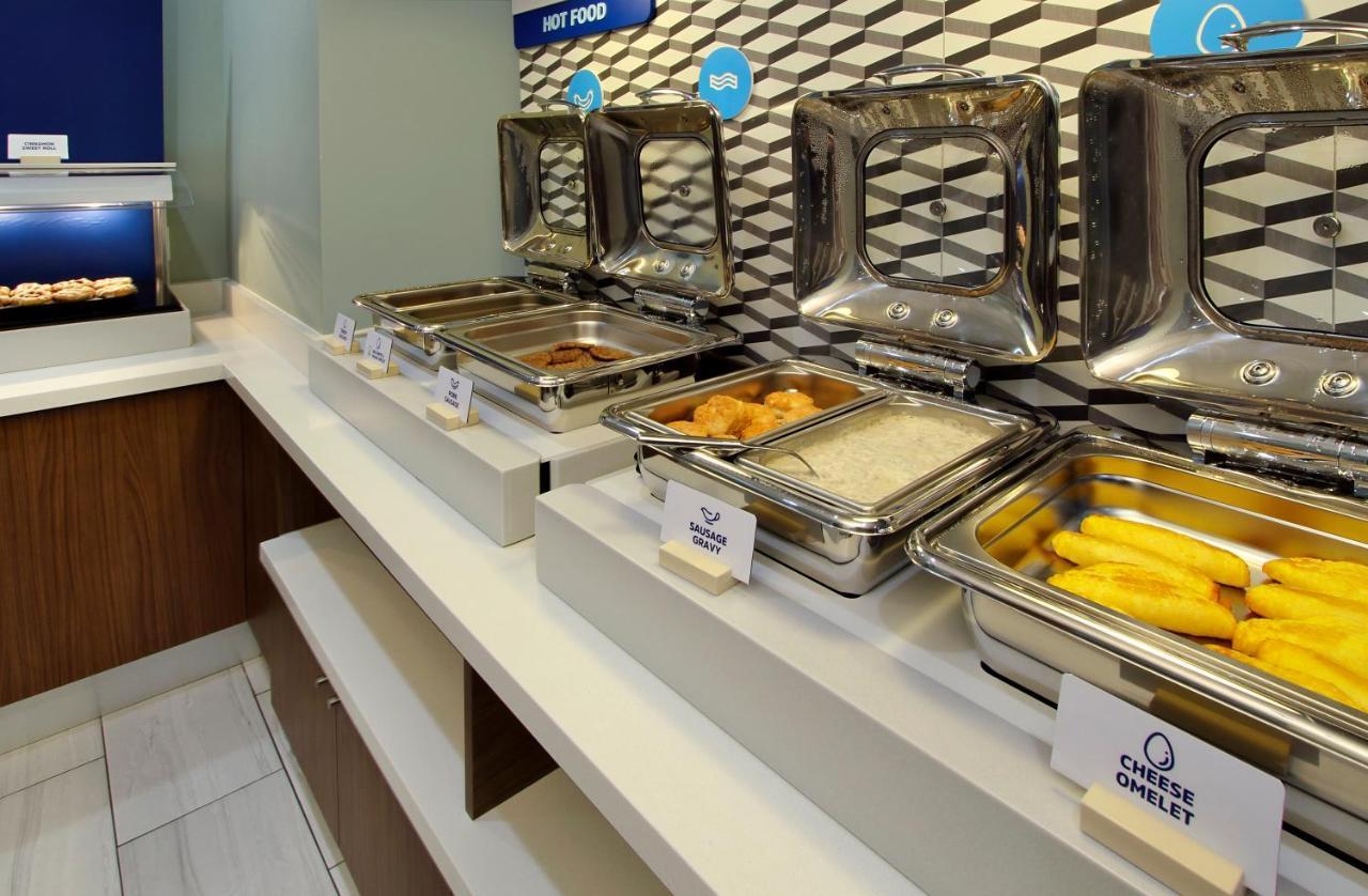 Holiday Inn Express & Suites - Madison West - Middleton By Ihg Dış mekan fotoğraf