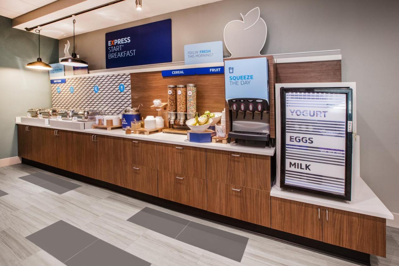 Holiday Inn Express & Suites - Madison West - Middleton By Ihg Dış mekan fotoğraf
