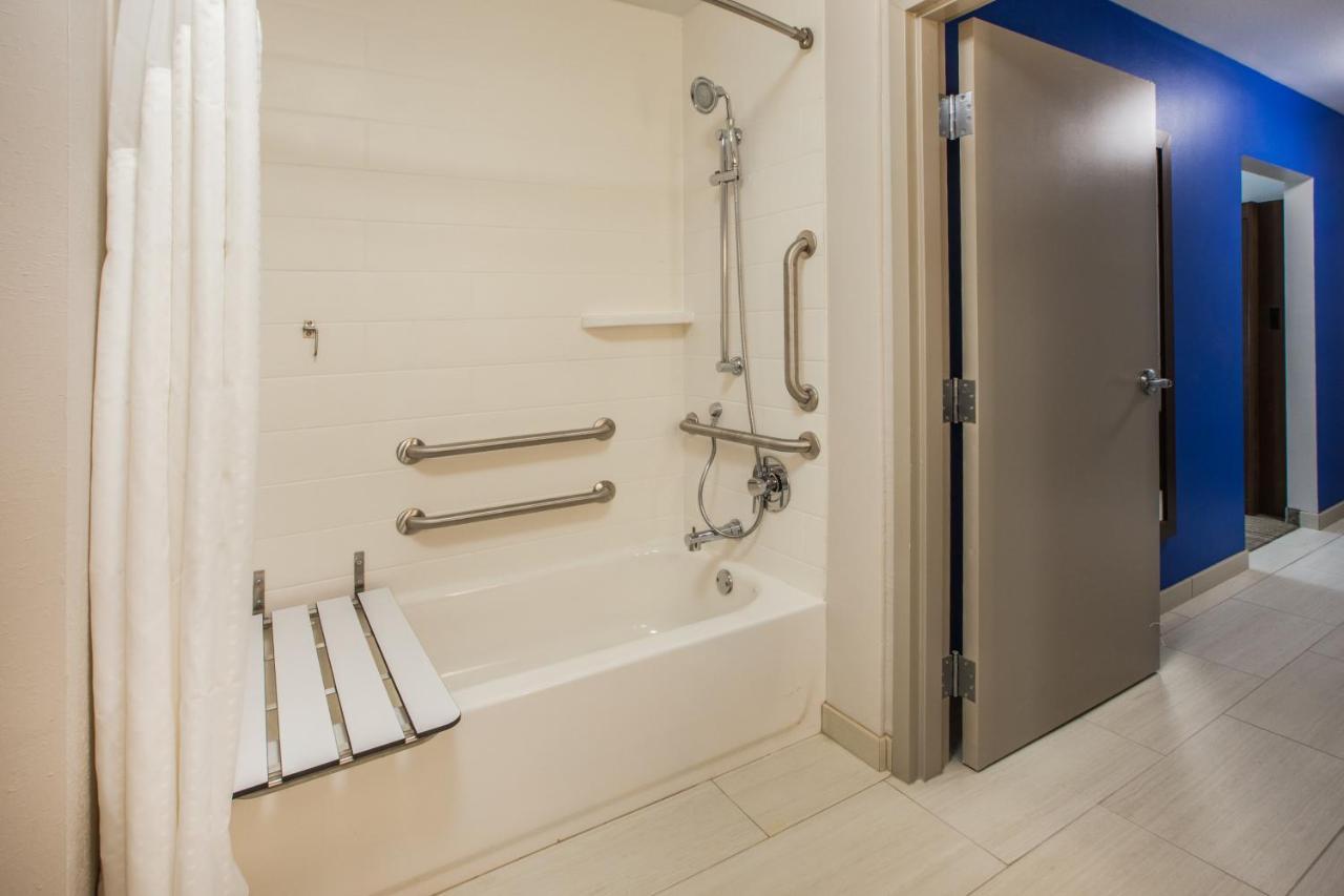 Holiday Inn Express & Suites - Madison West - Middleton By Ihg Dış mekan fotoğraf