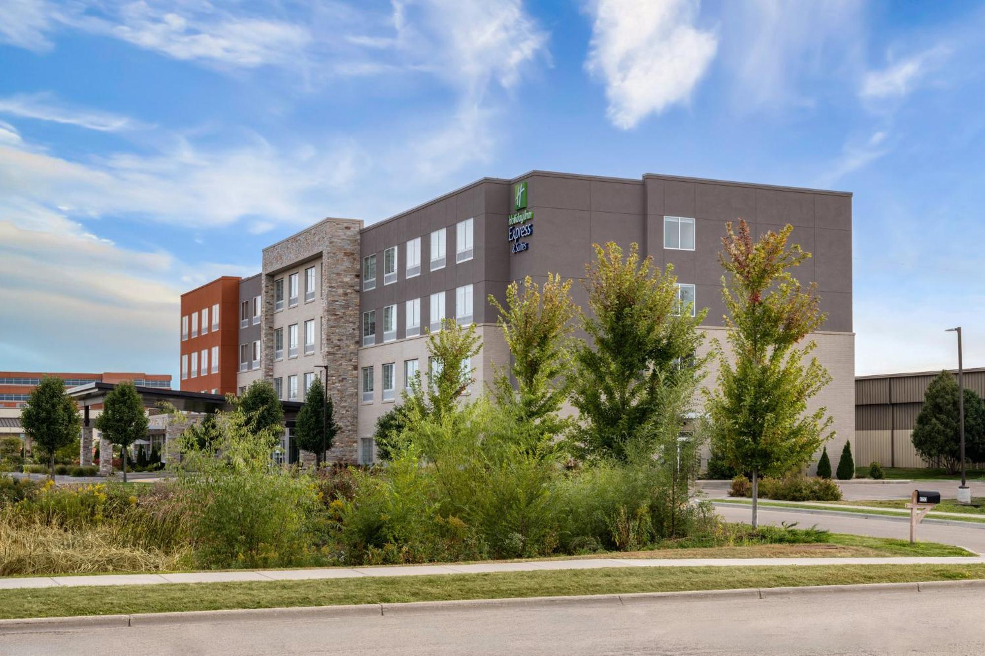Holiday Inn Express & Suites - Madison West - Middleton By Ihg Dış mekan fotoğraf